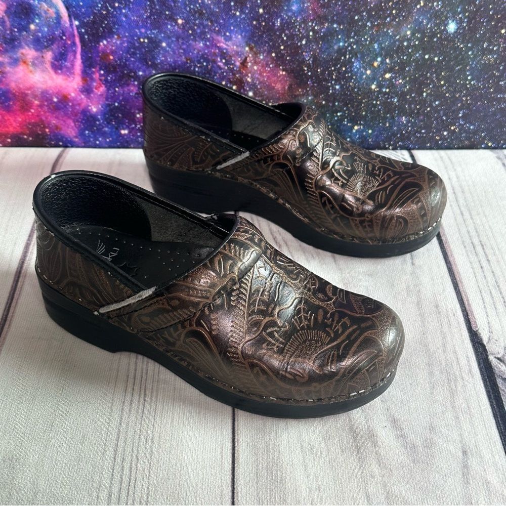 Dansko Professional Tooled Leather Clogs Sz 38 EU (7.5/8 US)‎ Brown Nurse Shoes
